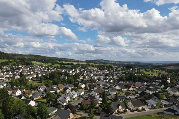 Blick aus der Luft über die Wohnbebauung des Ortes