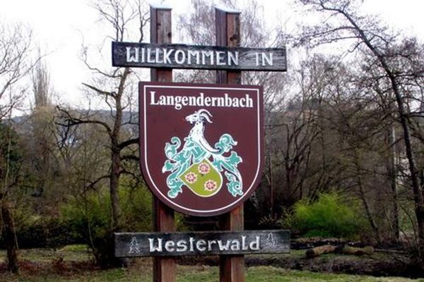 Ortseingangsschild mit dem Gaasebock-Motiv