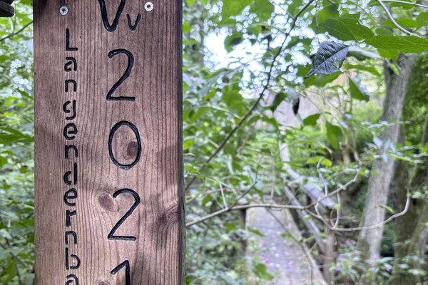 Holztafel mit der Aufschrift „Vv 2021 Langendernbach“
