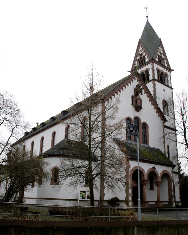 Die katholische Pfarrkirche St. Matthias, Ansicht von der Seite mit Turm und Apsis.