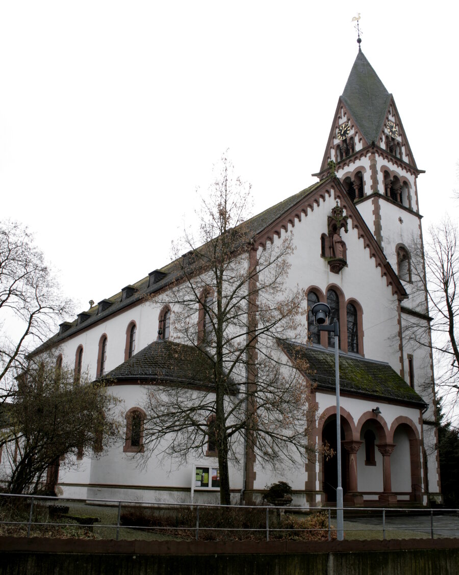 Die katholische Pfarrkirche St. Matthias, Ansicht von der Seite mit Turm und Apsis.