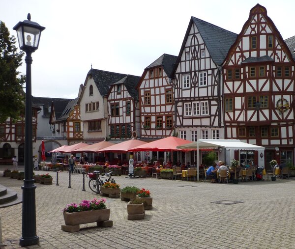 Fachwerkhäuser am Bischofsplatz in der Limburger Altstadt mit Straßencafés.