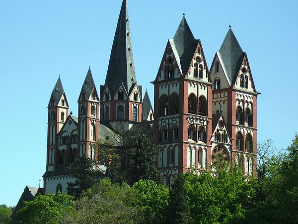 Der Limburger Dom mit seinen sieben Türmen, umgeben von Bäumen.