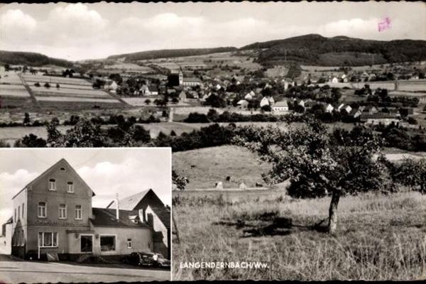 Historische Schwarz-Weiß-Postkarte mit Ortspanorama, einem Gasthaus und einer Feldlandschaft.
