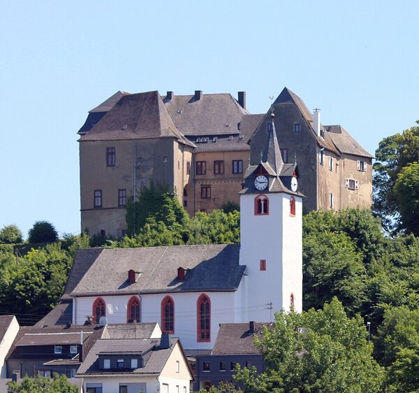 Schloss Westerburg über der Schlosskirche und der Altstadt von Westerburg.