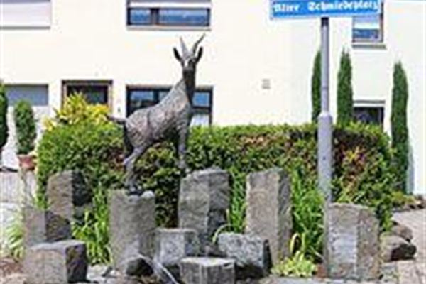 Ziegenbock-Skulptur am Alten Schmiedeplatz