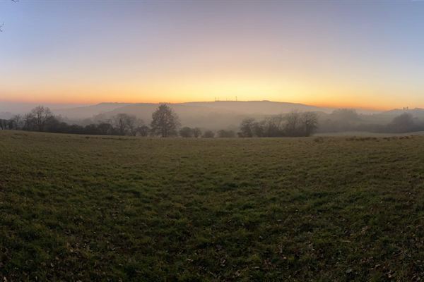Sonnenaufgang über den Feldern