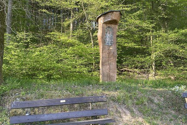 Bildstock mit Ruhebank am Waldweg